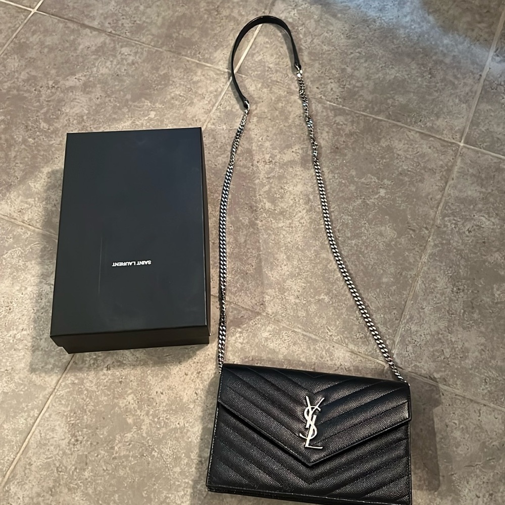 CASSANDRE ENVELOPE CHAIN WALLET IN GRAIN DE POUDRE LEATHER